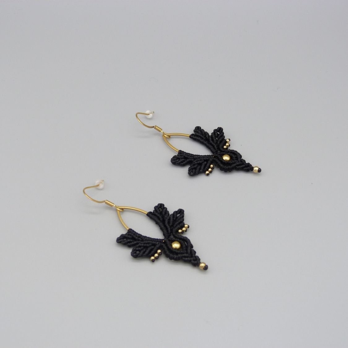 Boucles d'oreilles  en micro-macramé noires et dorées