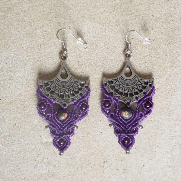 Boucles d'oreilles violettes en micro-macram&eacute; avec des perles en pierre gemme