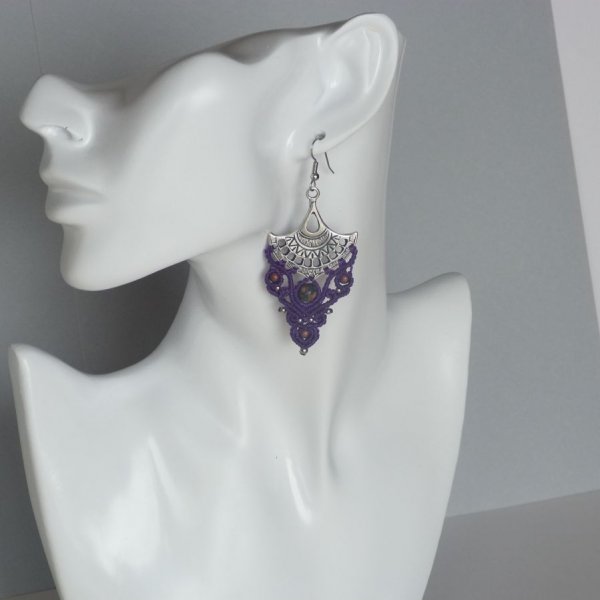 Boucles d'oreilles violettes en micro-macram&eacute; avec des perles en pierre gemme