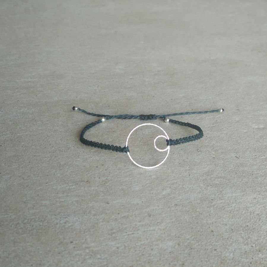 Bracelet fin en micro-macramé bleu canard avec un double-cercle en argent