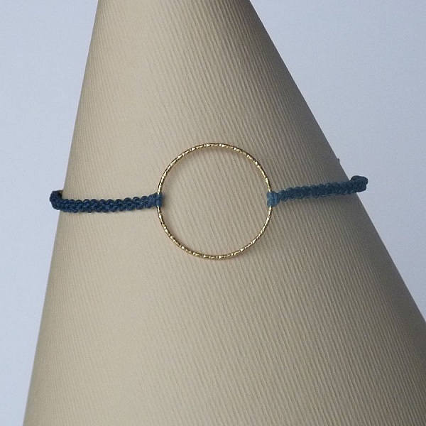 Bracelet fin en micro-macram&eacute; bleu canard avec un anneau en argent recouvert d'une finition dor&eacute;e &agrave; l'or fin 24K