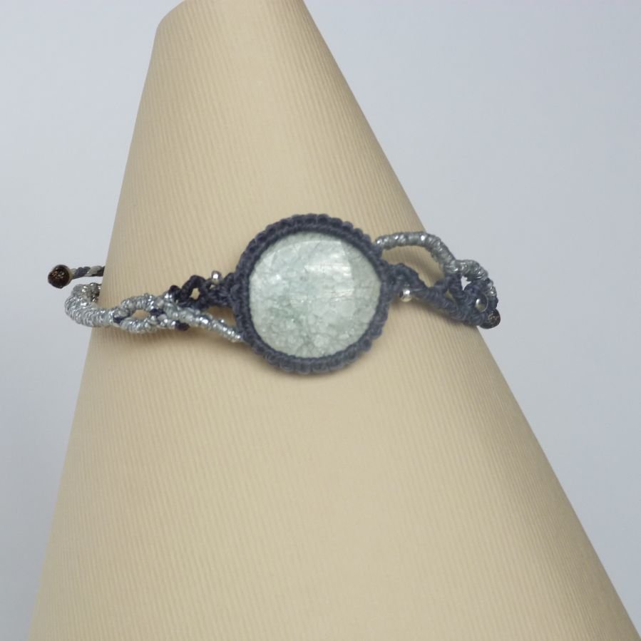 Bracelet gris argenté en micro-macramé avec une céramique