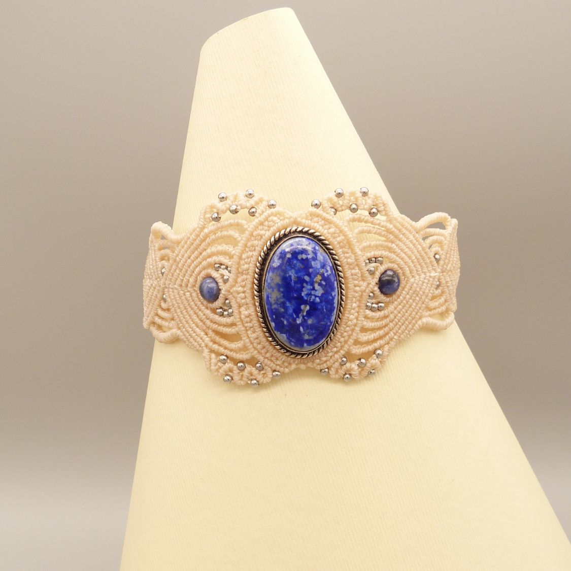 Armband aus hellbeigem Mikro-Makramee mit einem Lapislazuli