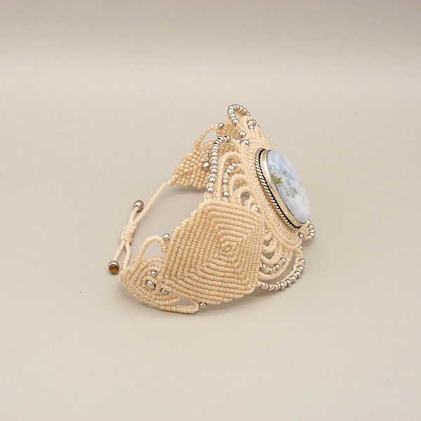 Armband aus hellbeigem Mikromakramee mit einem gefassten Achat