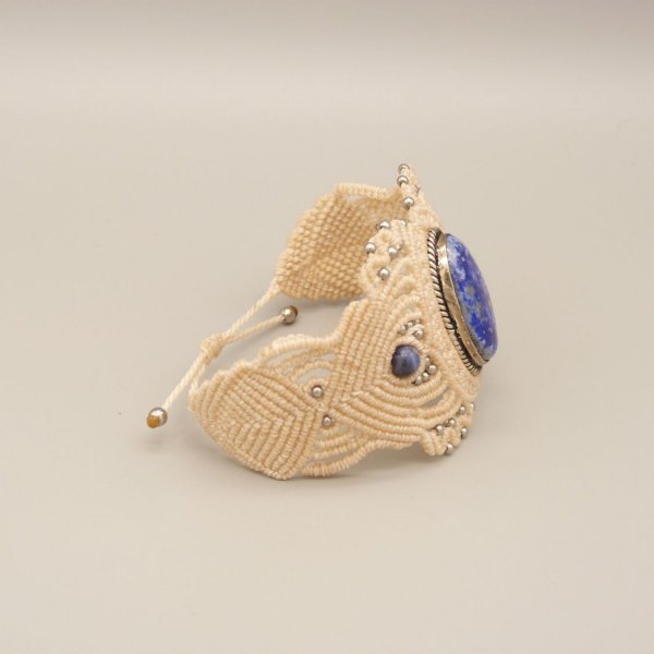 Armband aus hellbeigem Mikro-Makramee mit einem Lapislazuli