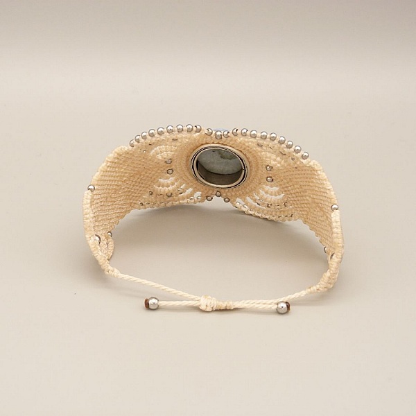 Armband aus hellbeigem Mikromakramee mit einem gefassten Achat