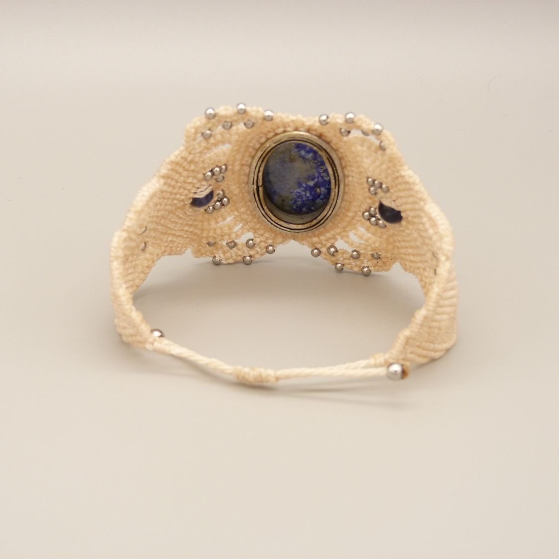 Armband aus hellbeigem Mikro-Makramee mit einem Lapislazuli