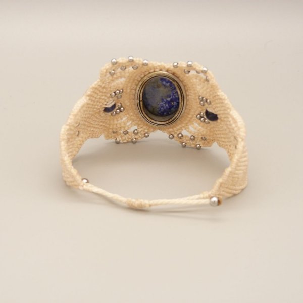 Armband aus hellbeigem Mikro-Makramee mit einem Lapislazuli