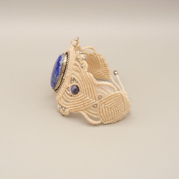 Armband aus hellbeigem Mikro-Makramee mit einem Lapislazuli