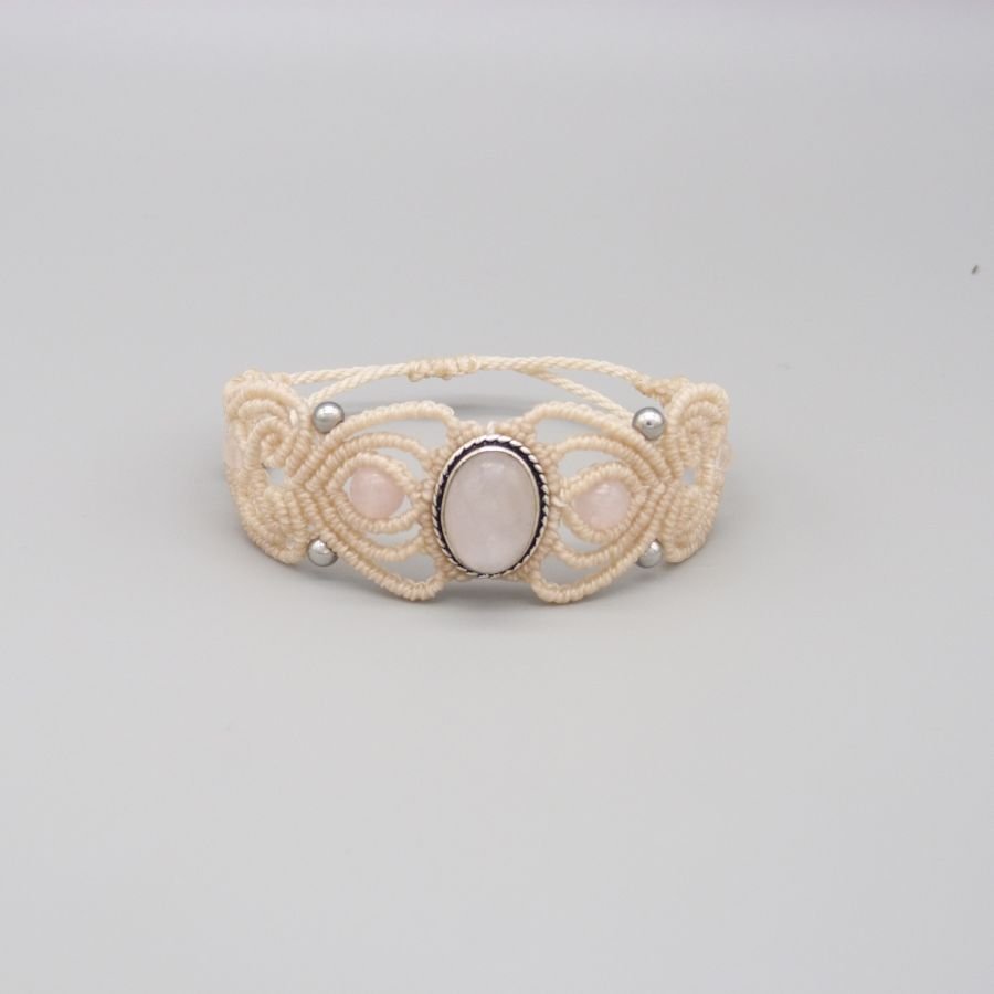 Bracelet en micro-macramé couleur sable avec une pierre le quartz rose sertie de métal