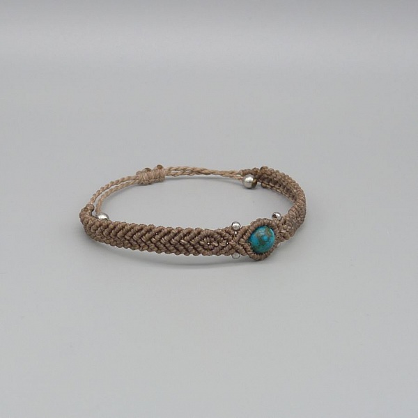 Bracelet en micro-macram&eacute; couleur noisette avec une perle en chrysocolle