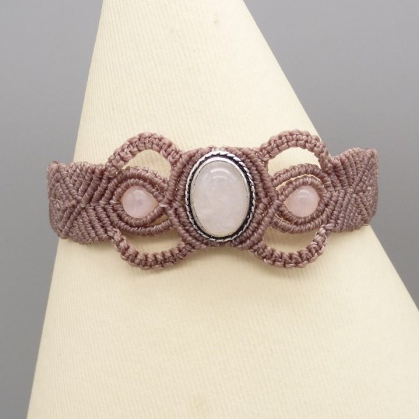 Bracelet en micro-macram&eacute; couleur taupe avec une pierre sertie quartz rose