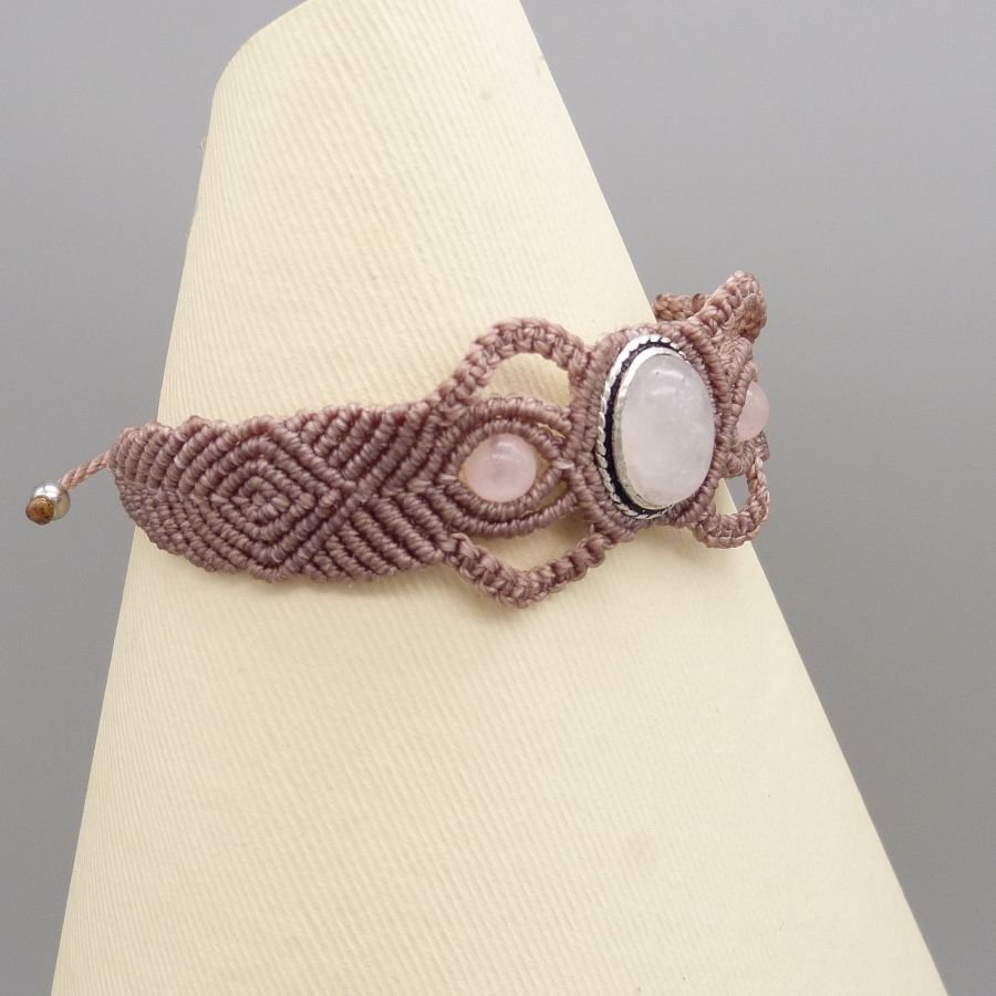 Bracelet en micro-macramé couleur taupe avec une pierre sertie quartz rose