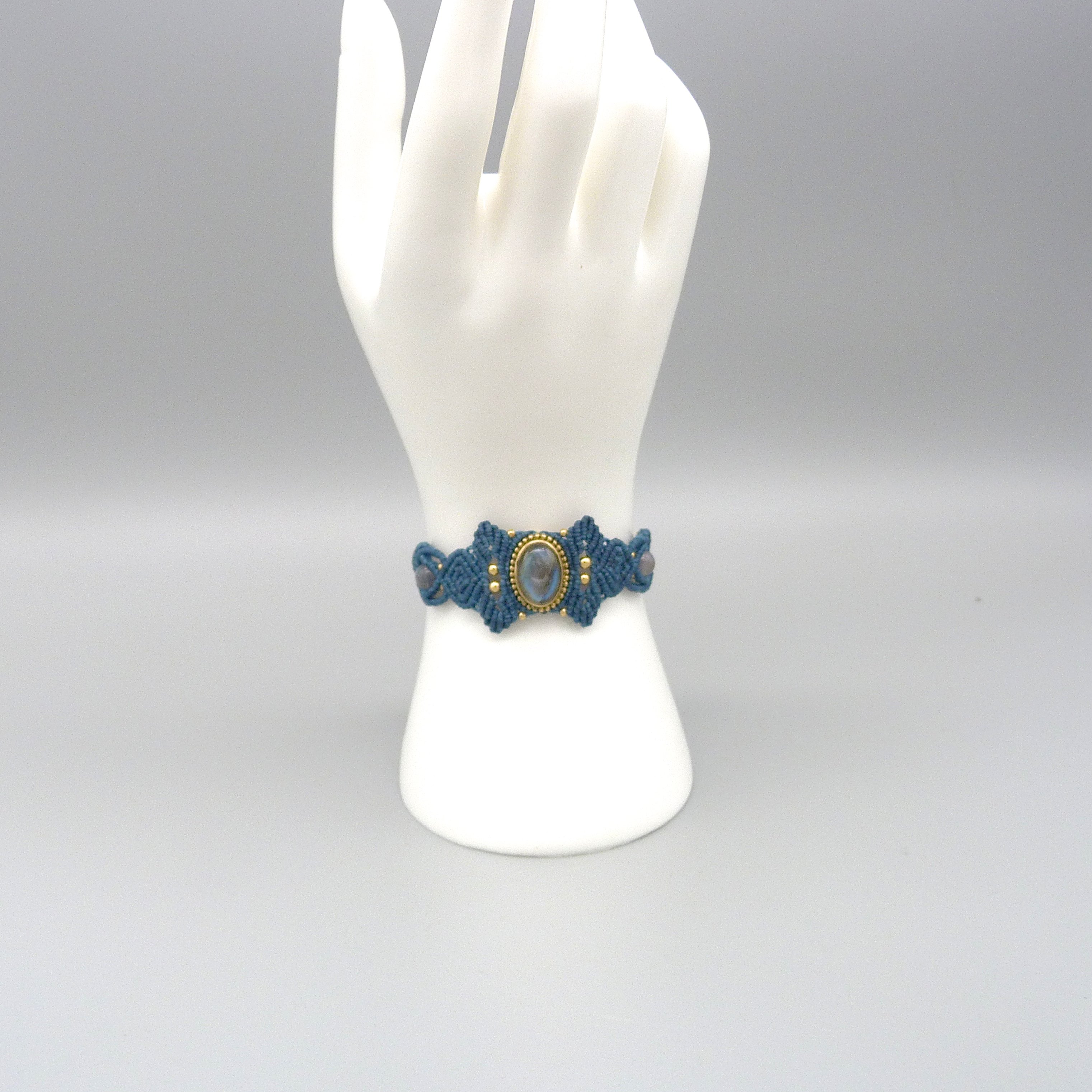 Bracelet en micro-macram&eacute; avec une labradorite sertie de laiton