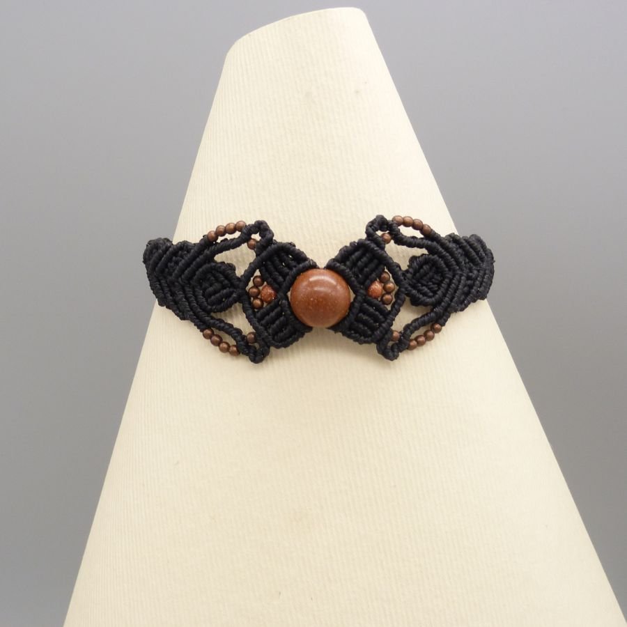 Armband aus schwarzem Mikro-Makramee mit einer zentralen "Sonnenstein"-Perle
