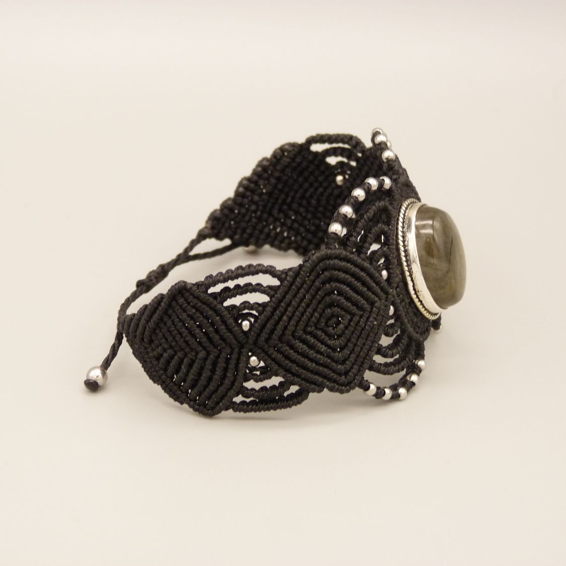 Armband aus schwarzem Mikro-Makramee mit einem eingefassten Labradorit