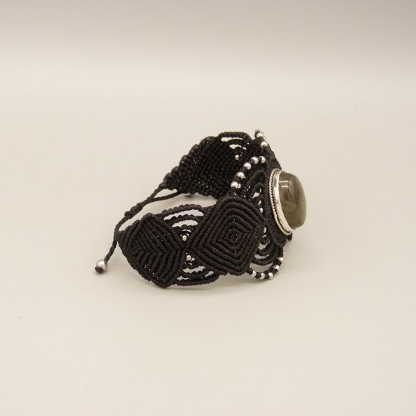 Armband aus schwarzem Mikro-Makramee mit einem eingefassten Labradorit