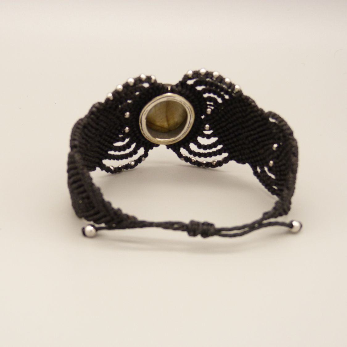 Armband aus schwarzem Mikro-Makramee mit einem eingefassten Labradorit