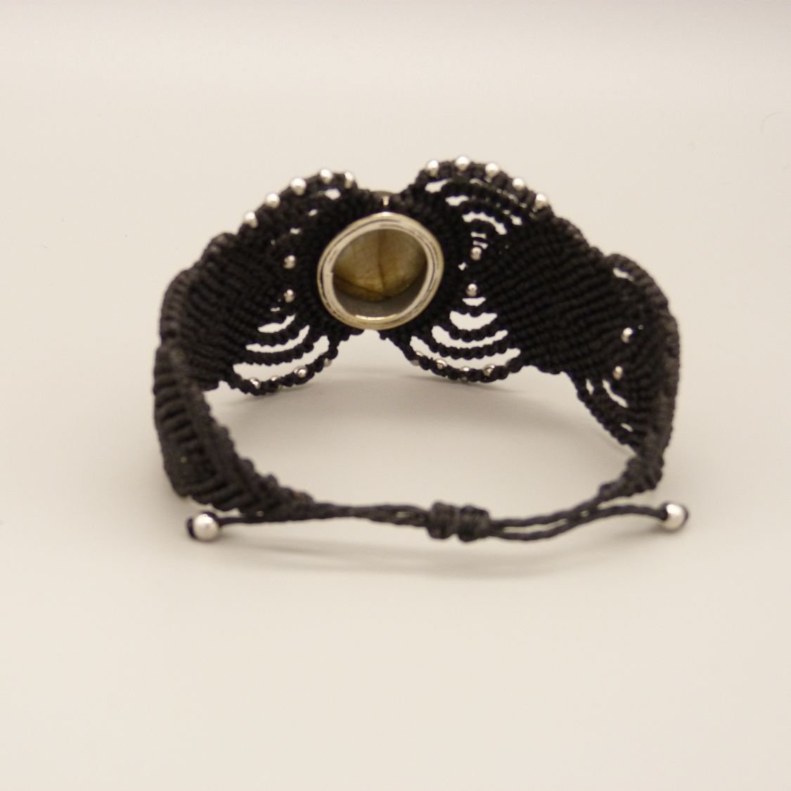 Armband aus schwarzem Mikro-Makramee mit einem eingefassten Labradorit