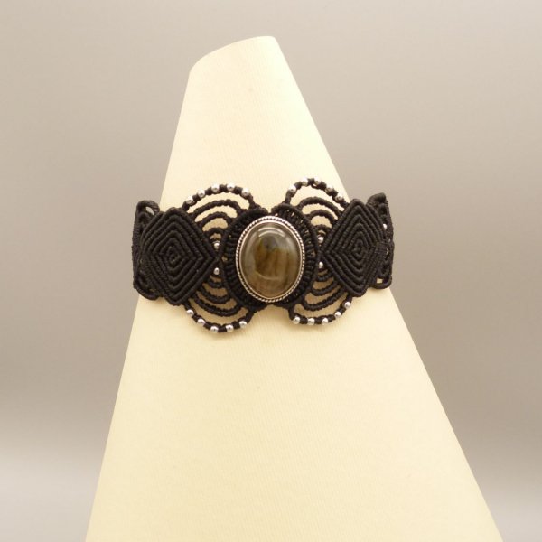 Armband aus schwarzem Mikro-Makramee mit einem eingefassten Labradorit