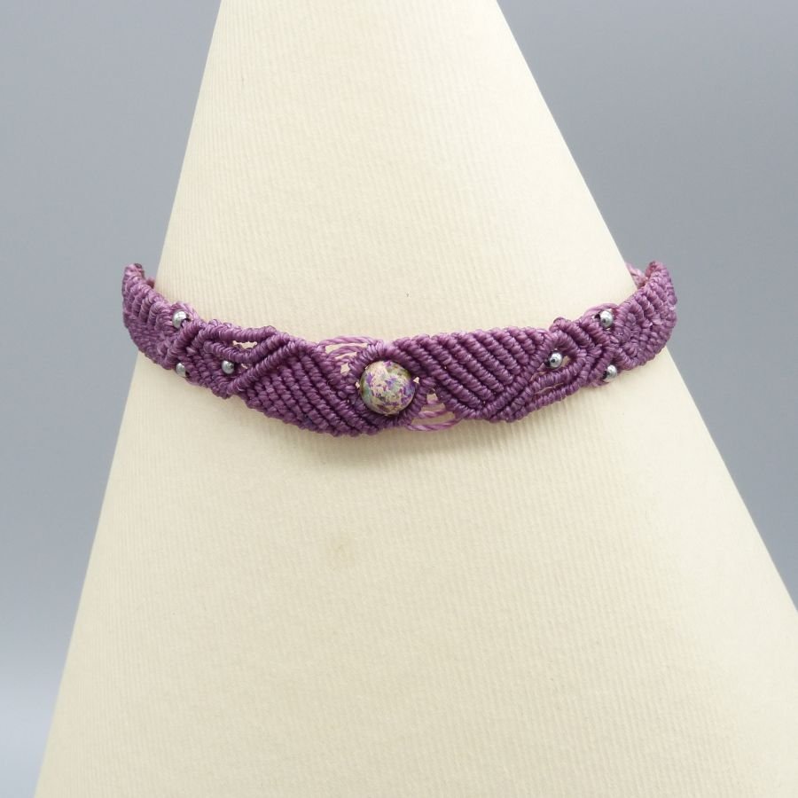 Pflaumenfarbenes Mikro-Makramee-Armband mit einer blauvioletten Imperial Jasper Edelsteinperle