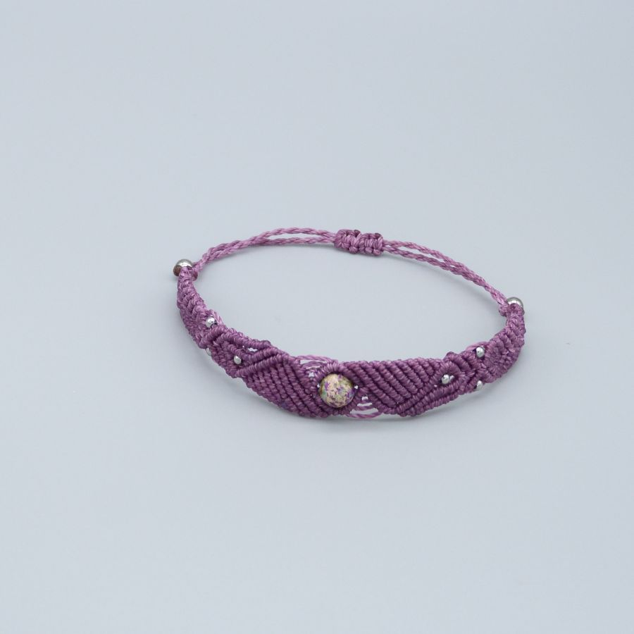 Pflaumenfarbenes Mikro-Makramee-Armband mit einer blauvioletten Imperial Jasper Edelsteinperle