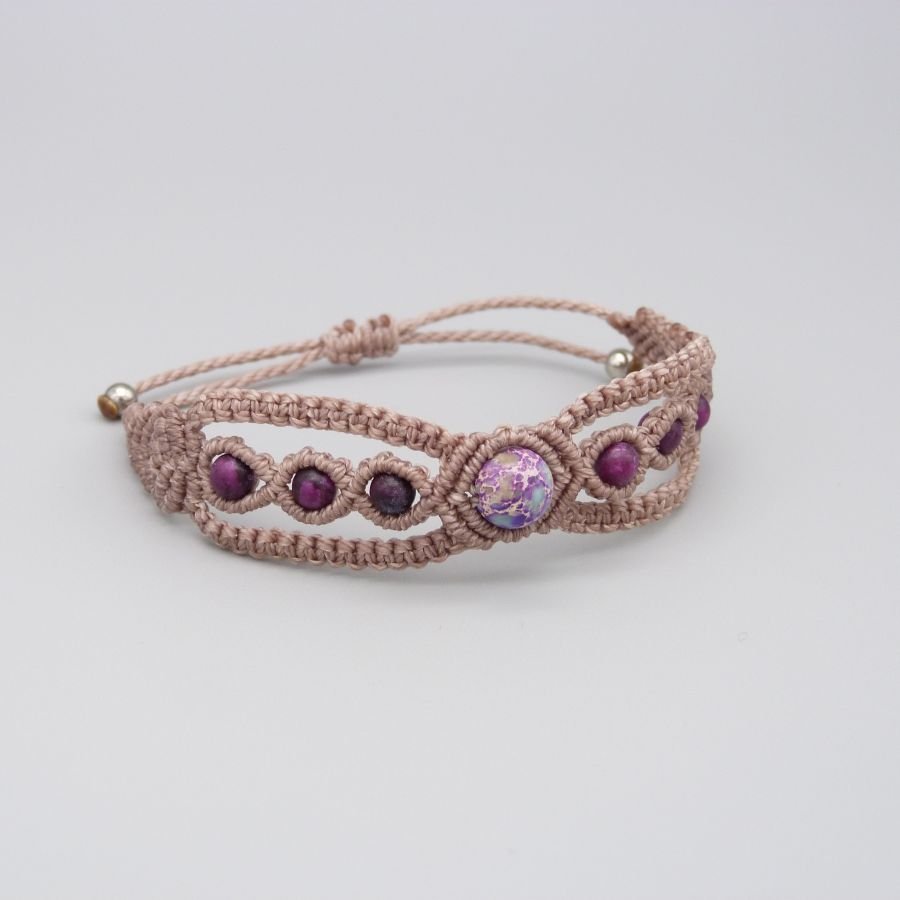 Taupefarbenes Mikromakramee-Armband mit einer blauvioletten Imperial-Jaspis-Edelsteinperle