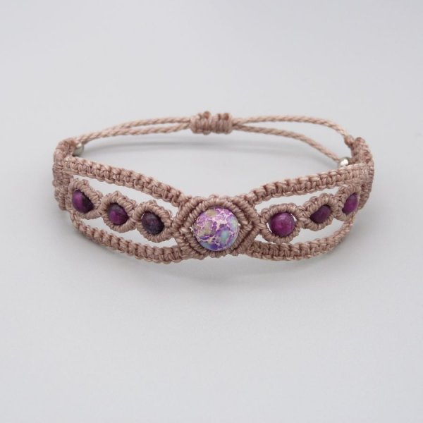 Taupefarbenes Mikromakramee-Armband mit einer blauvioletten Imperial-Jaspis-Edelsteinperle