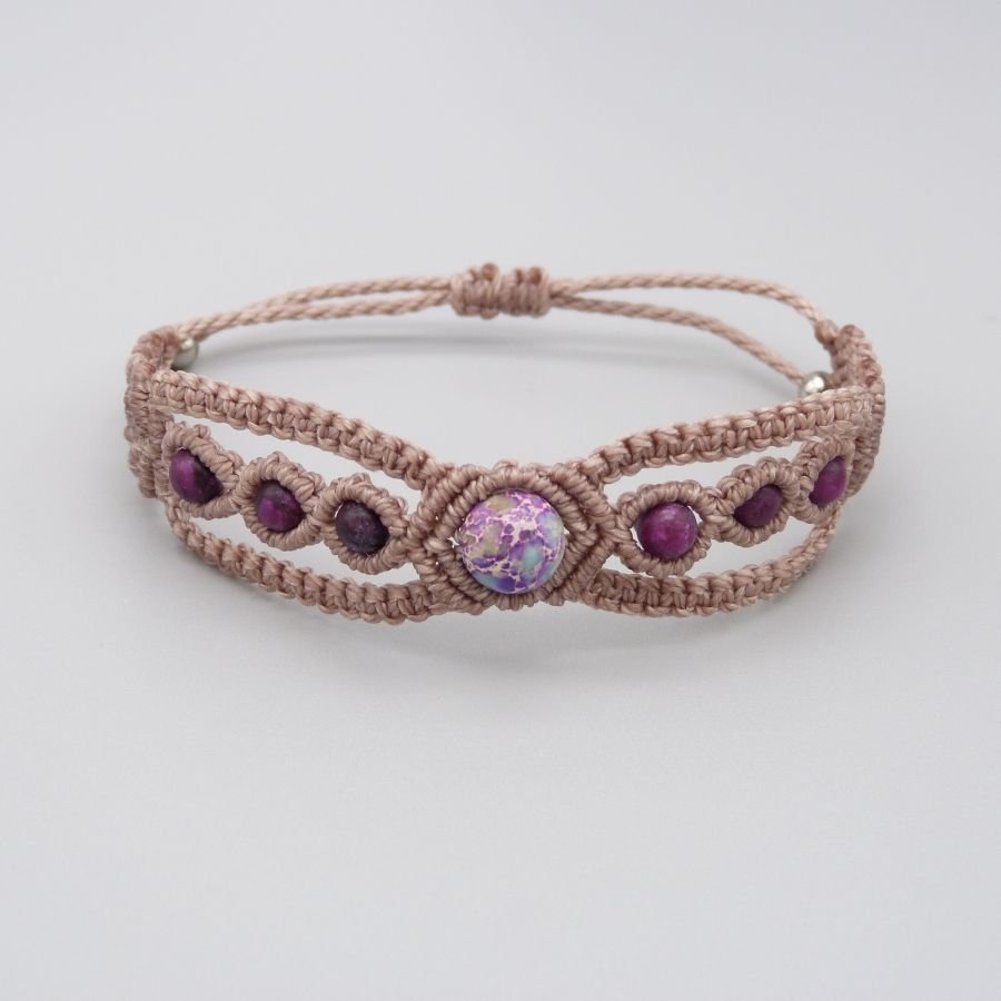 Taupefarbenes Mikromakramee-Armband mit einer blauvioletten Imperial-Jaspis-Edelsteinperle