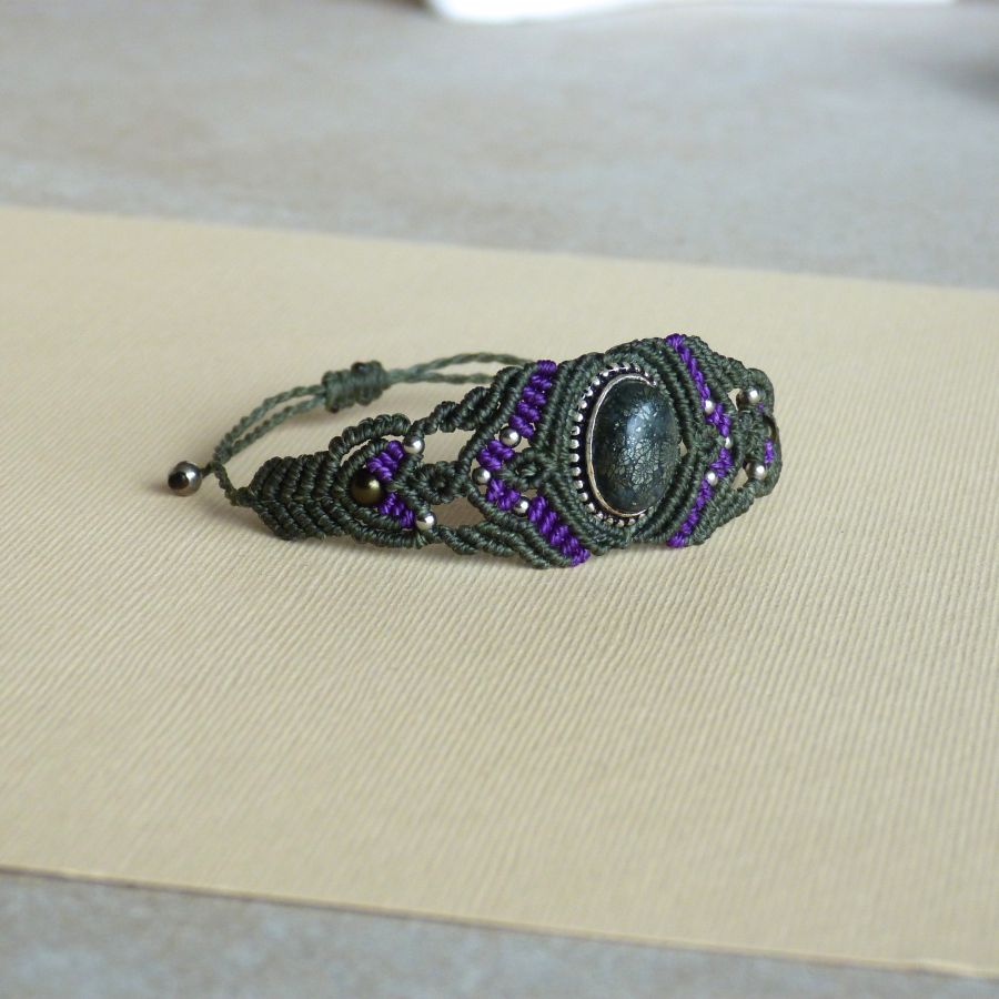 Armband aus grünem Mikro-Makramee mit einem in Metall gefassten Stein