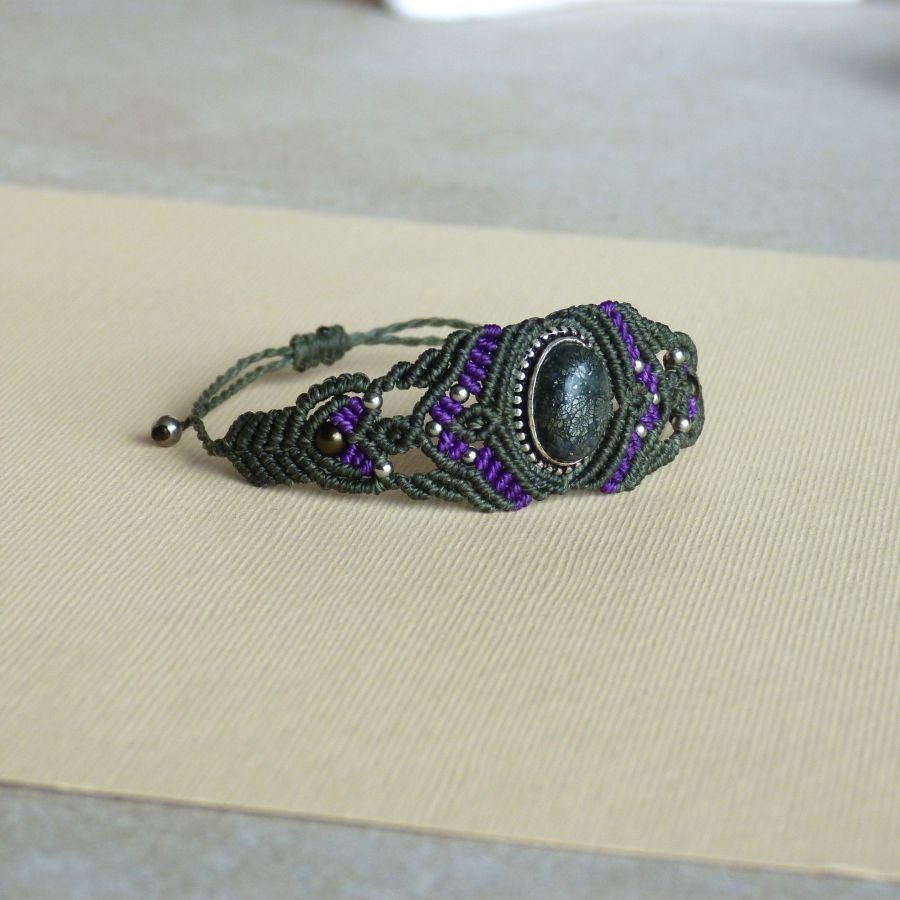 Armband aus grünem Mikro-Makramee mit einem in Metall gefassten Stein