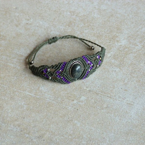 Armband aus gr&uuml;nem Mikro-Makramee mit einem in Metall gefassten Stein