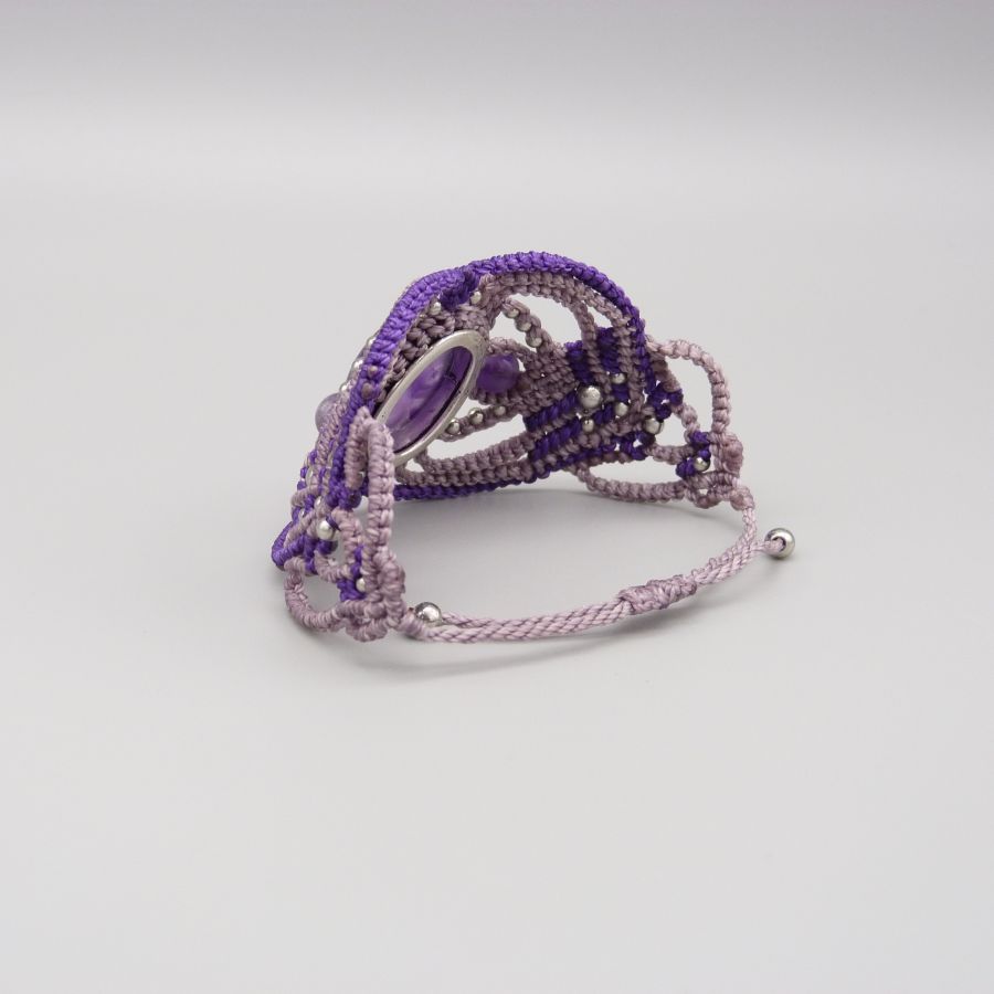 Armband aus violettem Mikro-Makramee mit einem eingefassten Amethyst