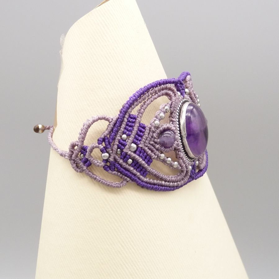 Armband aus violettem Mikro-Makramee mit einem eingefassten Amethyst