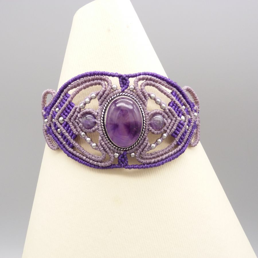 Armband aus violettem Mikro-Makramee mit einem eingefassten Amethyst