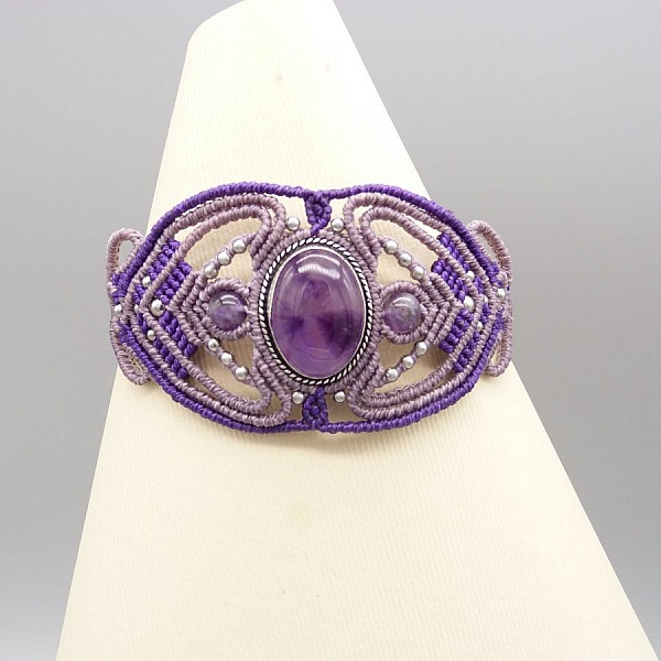 Armband aus violettem Mikro-Makramee mit einem eingefassten Amethyst