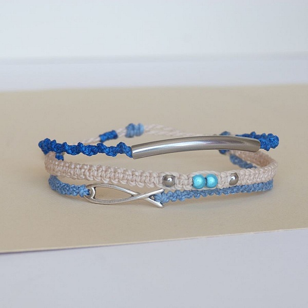 Mehrreihiges Armband 3 in 1 aus blauem und sandbeigem Mikro-Makramee