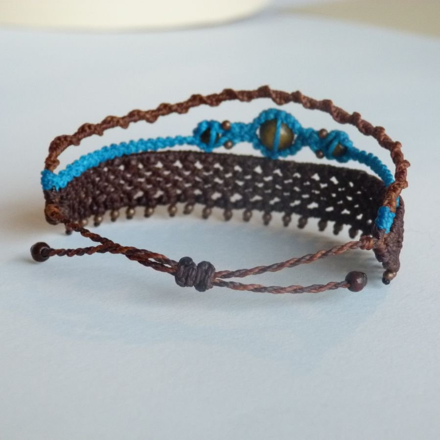 Mehrreihiges Armband 3 in 1 braun und türkisblau aus Mikro-Makramee