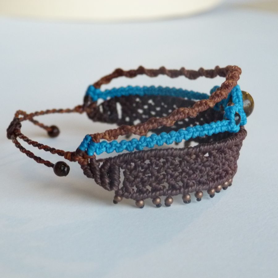 Mehrreihiges Armband 3 in 1 braun und türkisblau aus Mikro-Makramee