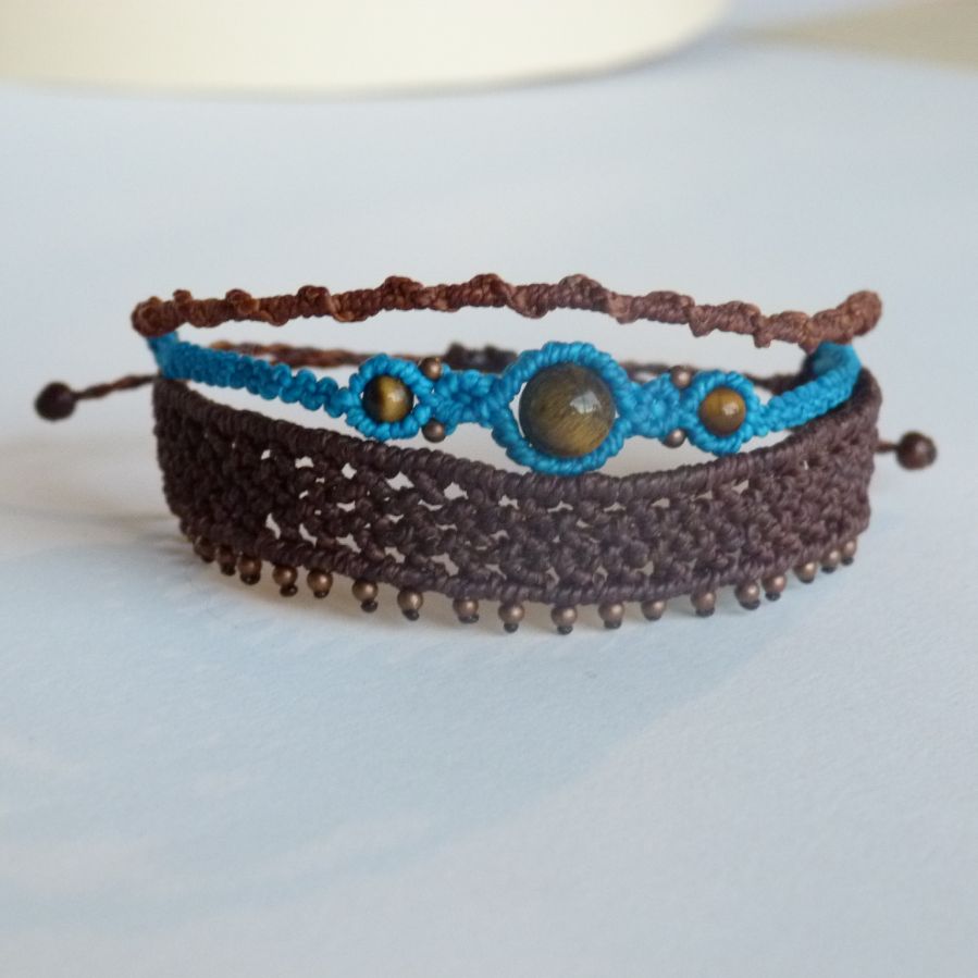 Mehrreihiges Armband 3 in 1 braun und türkisblau aus Mikro-Makramee