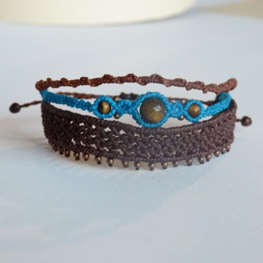 Mehrreihiges Armband 3 in 1 braun und türkisblau aus Mikro-Makramee