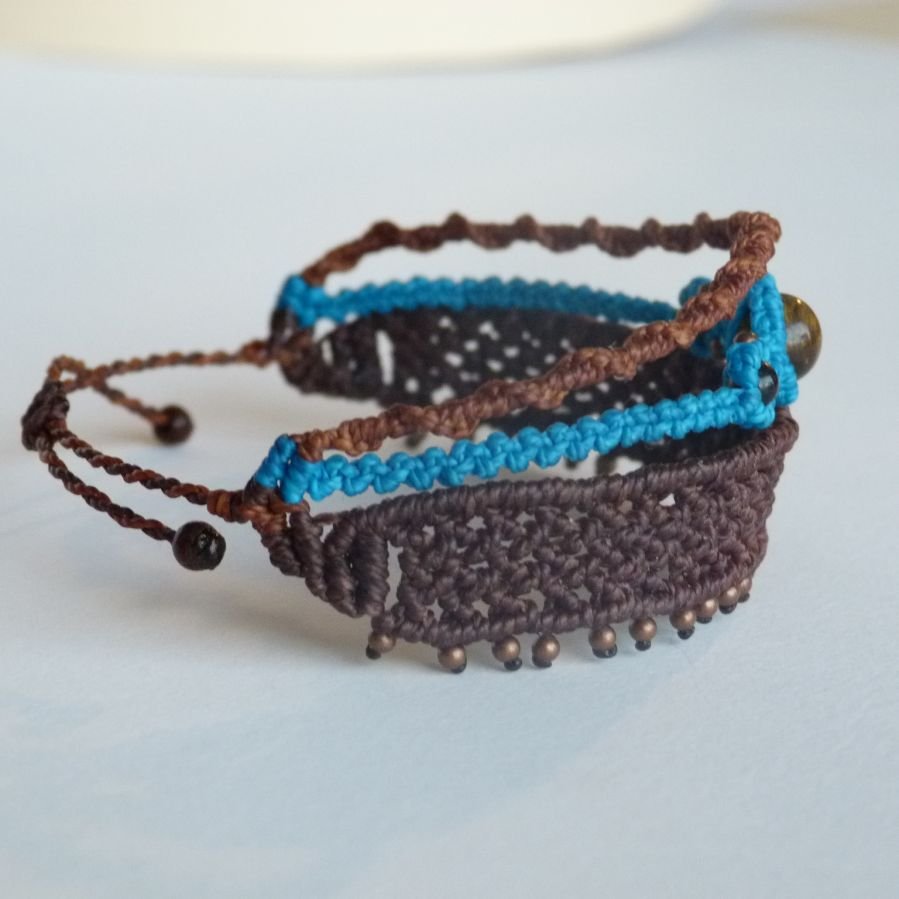 Mehrreihiges Armband 3 in 1 braun und türkisblau aus Mikro-Makramee