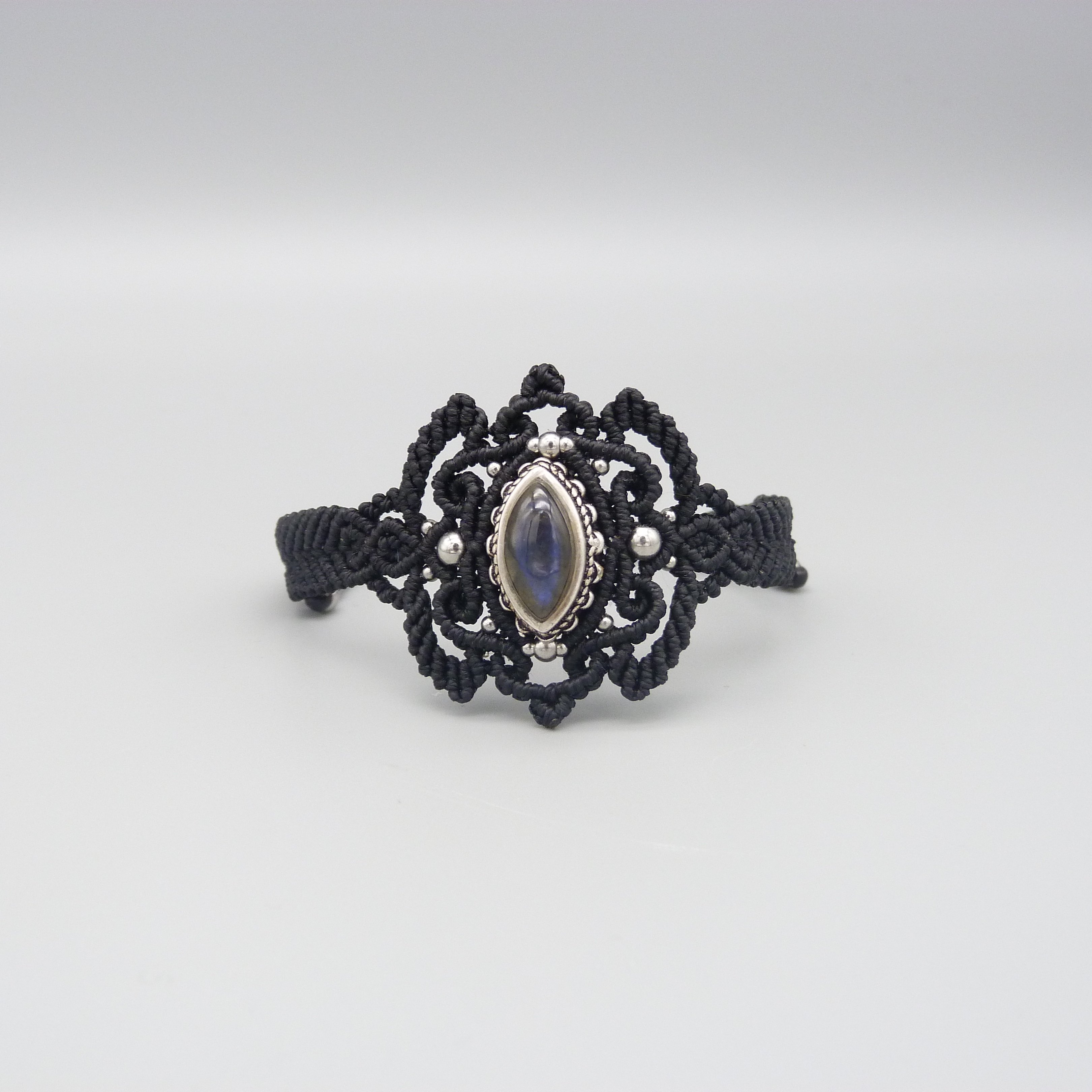 Bracelet noir en micro-macram&eacute;  avec labradorite sertie