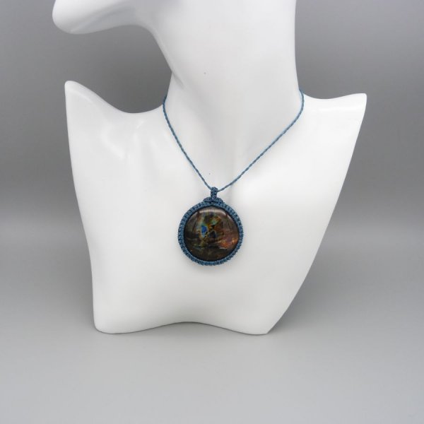 Collier bleu canard en micro-macram&eacute; avec une labradorite