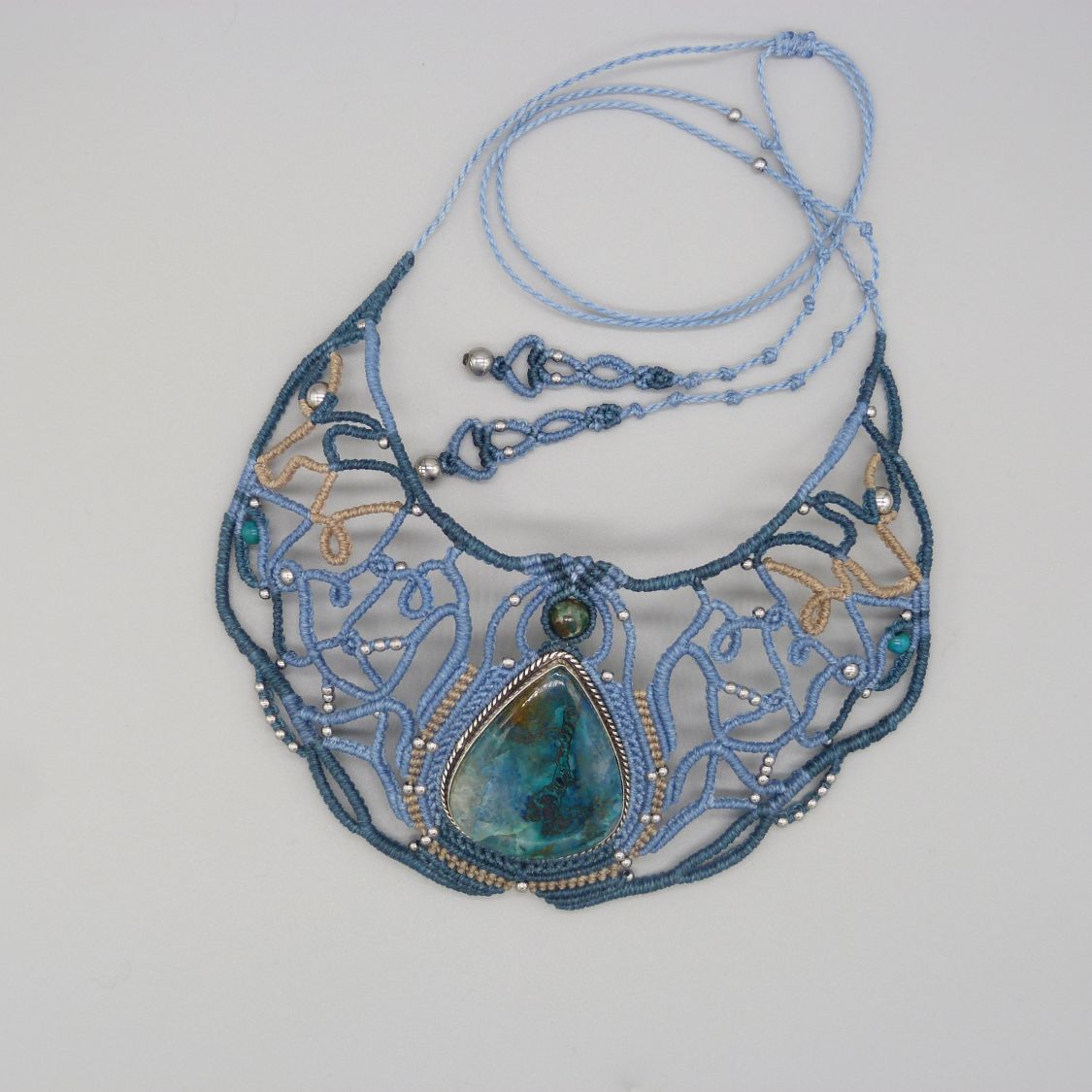 collier bleu en micro-macramé avec cabochon en apatite