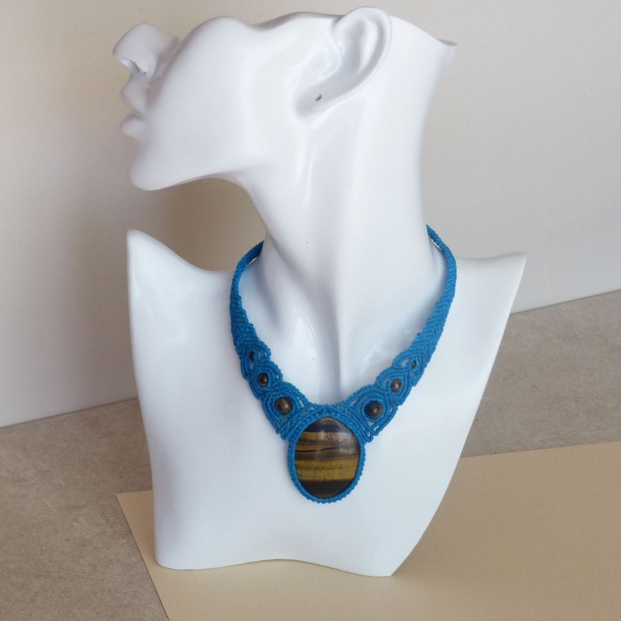 Türkisblaue Halskette aus Mikromakramee mit einem Cabochon aus Naturstein, Tigerauge 