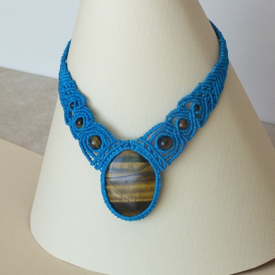 Türkisblaue Halskette aus Mikromakramee mit einem Cabochon aus Naturstein, Tigerauge 