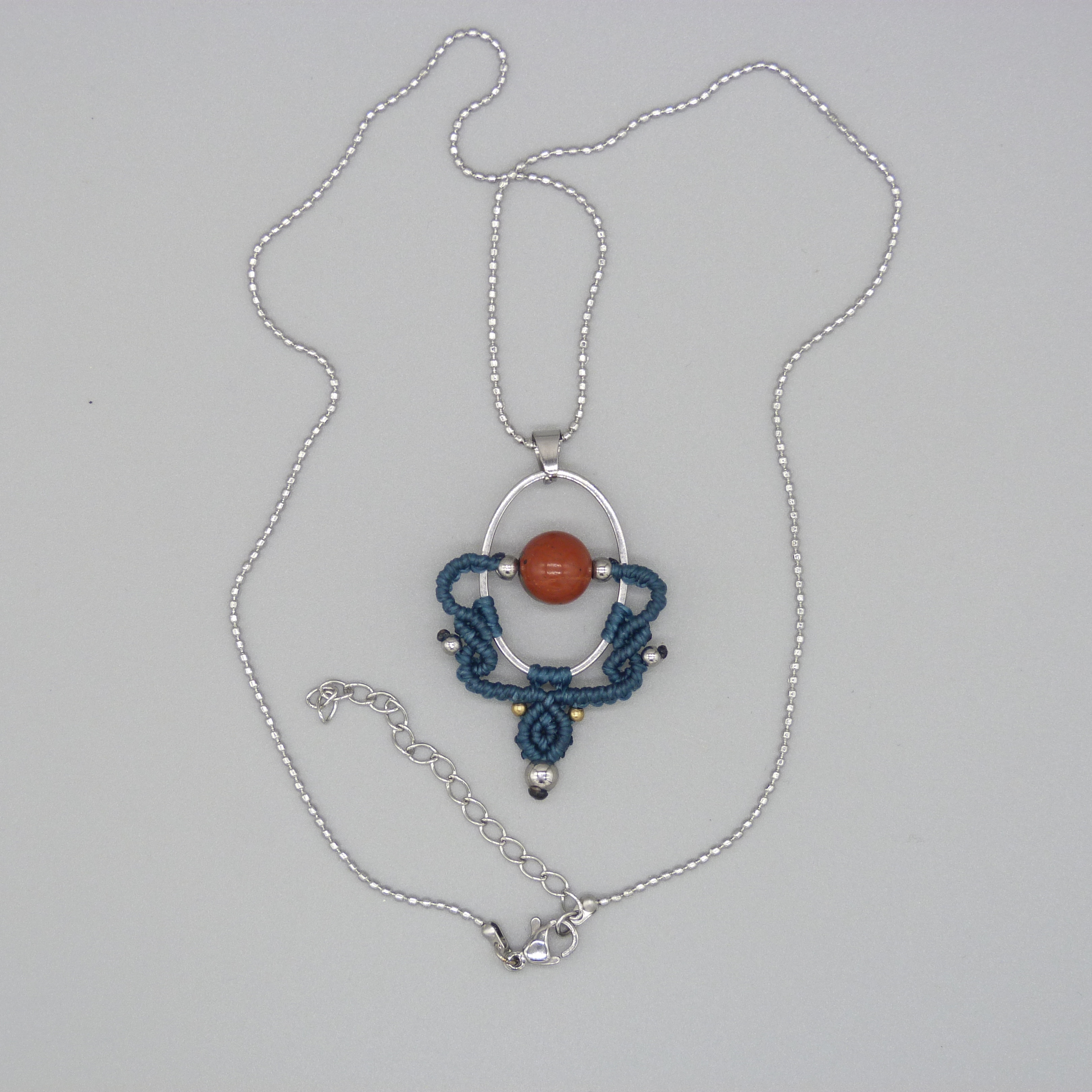 Collier couleur bleu canard en micro-macramé  avec une perle jaspe rouge