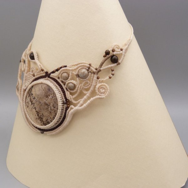 collier couleur sable en micro-macram&eacute; avec cabochon en bois p&eacute;trifi&eacute;