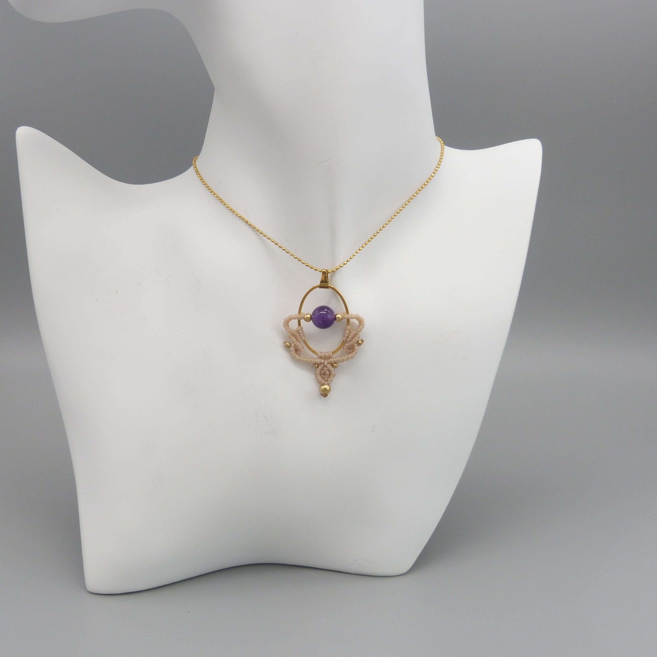 Collier couleur sable en micro-macram&eacute;  avec une perle am&eacute;thyste